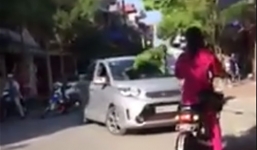 Cảnh sát trật tự nhảy nắp capo chặn xe ô tô đi vào đường cấm