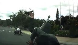 Né người sang đường, nam thanh niên tông thẳng vào đầu ô tô