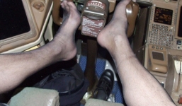 Anh đình chỉ phi công chụp ảnh khiêu dâm trong buồng lái