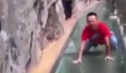 Nam thanh niên vừa khóc vừa bò qua cầu kính ở Trung Quốc