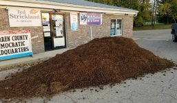 Đống chất thải lớn án ngữ ngay trước cửa văn phòng đảng Dân chủ