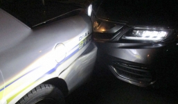 Tông vào xe cảnh sát vì mải selfie gửi cho người yêu