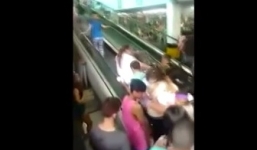 Clip hãi hùng cảnh tượng hàng trăm người giẫm đạp lên nhau mua đồ giảm giá