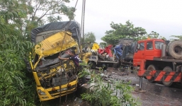 Tai nạn giao thông liên hoàn, tài xế chết thảm trong cabin