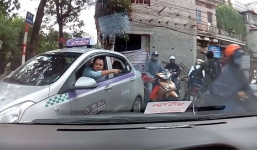 Tài xế taxi đã đi vào đường cấm còn giở thói côn đồ