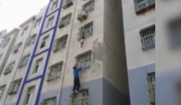 Video: Thót tim màn cứu em bé kẹt cổ trên cửa sổ chung cư