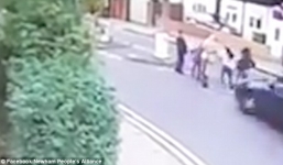 Video: Xe điên tông trực diện 3 người đi bộ rồi bỏ chạy