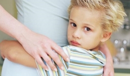 'Mẹ rất vui nếu mọi người ôm bà, nhưng mọi người không được ôm con!'