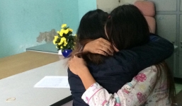 2 thiếu nữ đánh bạn, bắt liếm chân bật khóc nức nở tại cơ quan công an