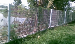 Bé trai tử vong vì vướng lưới điện chống trộm của bố