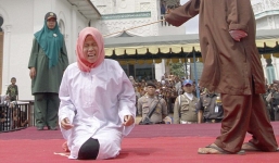 Cô gái trẻ bị phạt roi vì đứng quá gần bạn trai