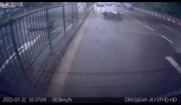 Ôtô húc tung 3 người lên không trung