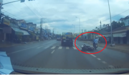 2 thanh niên chạy xe máy từ ngõ lao ra suýt hại chết tài xế