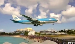 Video: Thót tim Boeing 747 bay sượt qua đầu người đi biển