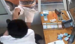 Video: Cán bộ kiểm lâm 'tung cước' vào mặt nhân viên trạm thu phí BOT