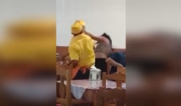 Video: Nam phục vụ đấm túi bụi nữ khách hàng gây phẫn nộ