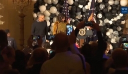 Video: Vợ chồng Obama nhún nhảy trong tiệc Halloween ở Nhà Trắng