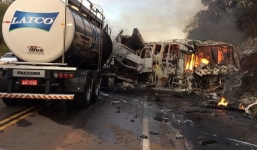 Xe bus đâm xe bồn, 20 người chết cháy