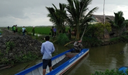 Chồng hốt hoảng phát hiện vợ chết trong chòi tôm với nhiều vết chém