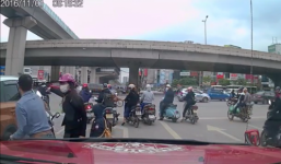 Video: Mẹ đèo con tạt đầu ôtô bị ngã còn đập cửa xe, la mắng tài xế