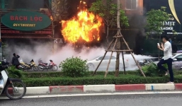 Thanh niên tạo dáng chụp ảnh tự sướng trước đám cháy karaoke