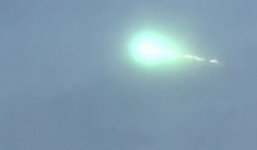 Hàng nghìn người kinh ngạc chứng kiến UFO khổng lồ bí ẩn trên trời