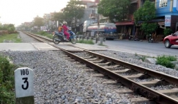 Băng qua đường ngang dân sinh, học sinh lớp 6 bị tàu đâm tử vong