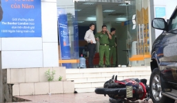 Người đàn ông ném lựu đạn cay vào ngân hàng, nhiều người hoảng loạn la hét