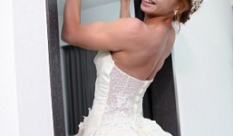 Cô dâu mặc váy cưới đu xà 'gây bão mạng'