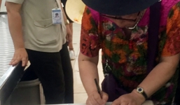 Khách Trung Quốc lục đồ người khác trên máy bay bị trục xuất