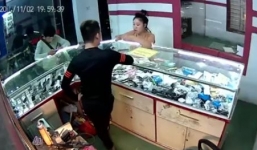 Nữ khách hàng đòi đốt quán điện thoại vì không bán được iphone Tàu