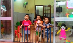 Nhà trường nói gì vụ bé trai bị gãy tay khi đi học?