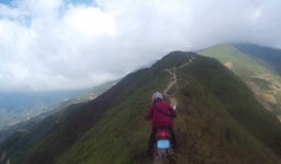 'Nín thở' xem phượt thủ mạo hiểm đi xe máy trên đỉnh Tà Xùa