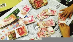 Cụ ông tá hỏa nhìn 245 triệu tiền tiết kiệm bị mục nát