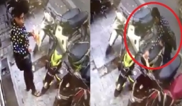 Video: Thanh niên dắt trộm xe máy điện giữa ban ngày ở Hà Nội