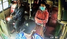 Video: Hãi hùng tài xế xe buýt thả vô lăng, 'buôn' điện thoại