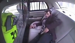 Video: Nghi phạm văng khỏi xe cảnh sát khi tìm cách bỏ trốn