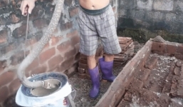 Video: Ớn lạnh người đàn ông tay không bắt 28 rắn hổ mang