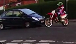 Video: Thót tim cảnh xe máy phóng bạt mạng, cắt đầu ô tô