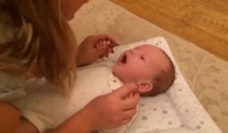 Bé hai tháng tuổi nói 'xin chào' gây ngỡ ngàng