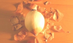 Ngỡ ngàng trước 4 lợi ích không ngờ từ vỏ hành tây