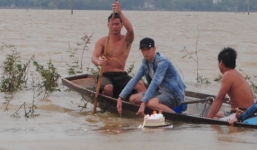 Nữ sinh bị lũ cuốn được tìm thấy ngay khi thả bánh sinh nhật nơi mất tích