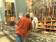 Video: Người dân Mỹ rầm rộ mua súng trước ngày bầu cử