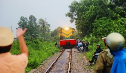 Tránh lũ trên đường ray, hàng trăm người tháo chạy khi tàu hỏa lao đến