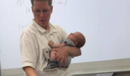 Cô giáo vừa dạy học vừa bế con cho sinh viên