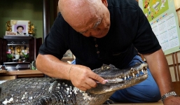 Video: Cụ ông chải răng cho cá sấu mỗi ngày suốt 34 năm