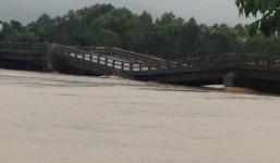 Giúp dân trong lũ, 7 cán bộ bị lật ca nô cứu hộ