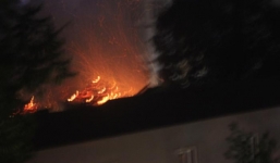 Video: Ngôi chùa cổ cạnh Hồ Tây bốc cháy ngùn ngụt trong đêm