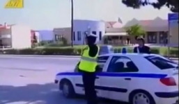 Clip: Cảnh sát giao thông ngỡ ngàng vì hành động của thanh niên đi môtô 