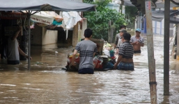 Lũ lụt nghiêm trọng, dân Nha Trang chèo thuyền giữa phố